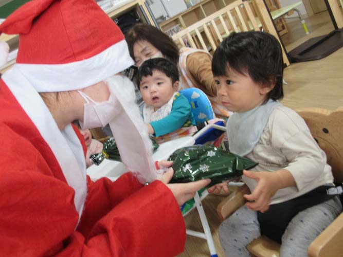 千歳恵比寿保育園にサンタさんがやってきた！！2024年