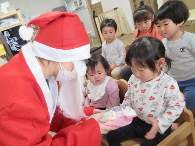 千歳恵比寿保育園にサンタさんがやってきた！！2024年