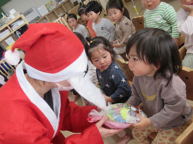 千歳恵比寿保育園にサンタさんがやってきた！！2024年