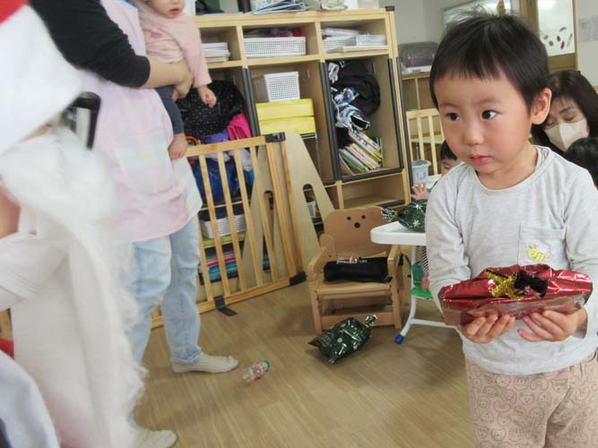 千歳恵比寿保育園にサンタさんがやってきた！！2024年