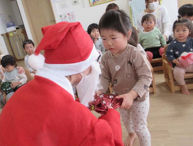 千歳恵比寿保育園にサンタさんがやってきた！！2024年