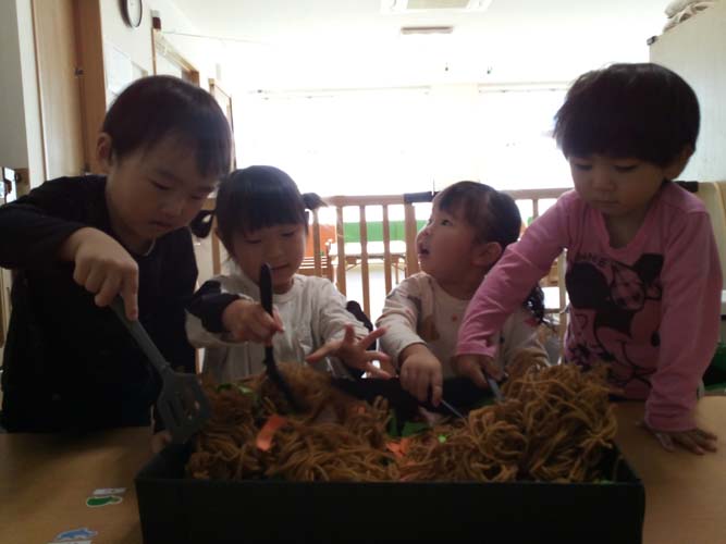 ２歳児 お店屋さんごっこに向けての取り組み2025年